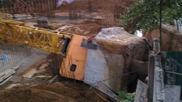 Cần cẩu sập vào trường, một học sinh tử vong tại chỗ