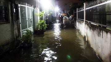 Vỡ  bờ bao ở Thủ Đức, hàng chục hộ dân chìm trong biển nước