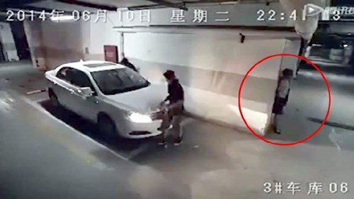 Cô gái thông minh khiến 2 tên trộm ôtô hoảng hồn chạy trối chết