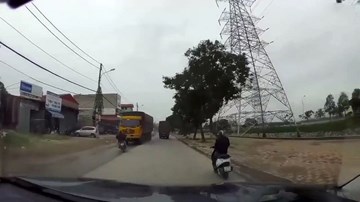 Đâm thẳng vào đầu xe tải vì sang đường không quan sát