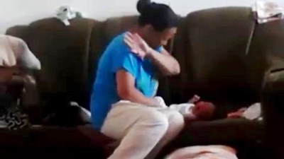 Bé sơ sinh bị mẹ tát tới tấp vì không nín khóc