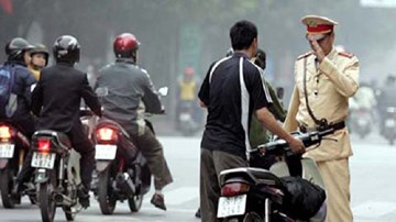 Chồng đi xe của vợ liệu có bị phạt xe không chính chủ?