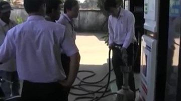 Cây xăng giở “ảo thuật” bị dân “bóc phốt”