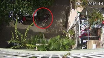 Cướp táo tợn giật túi xách ngay trước nhà nạn nhân rồi bỏ chạy