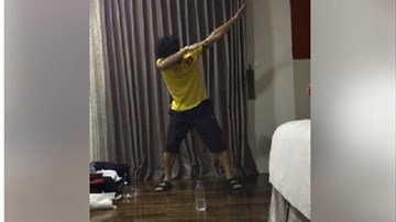 Công Phượng bị đồng đội 