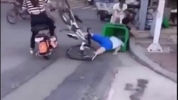 Mải ngắm gái xinh, thanh niên ngã đâm đầu vào thùng rác