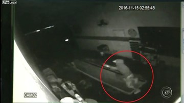 Trộm đột nhập vào gara ôtô lúc nửa đêm, ngã vào máng dầu thải thảm hại
