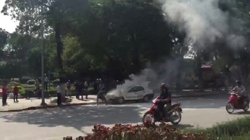 Ô tô bất ngờ bốc cháy, xì khói trên phố ở Hà Nội
