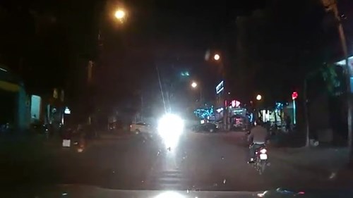 Chiếu đèn pha trên phố khiến tài xế đối diện suýt gây tai nạn chết người