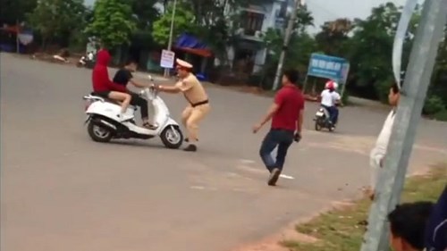 Không chấp hành hiệu lệnh, đâm cảnh sát giao thông
