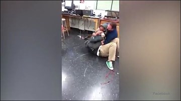 Thầy giáo dùng tuyệt kỹ võ tự do, ngăn 2 nam sinh ẩu đả