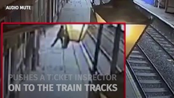 Gã say đẩy nhân viên soát vé xuống đường ray rồi cười khoái trá bỏ đi gây phẫn nộ