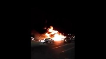 Máy bay rơi vào bãi xe gây cháy nổ dữ dội ở Mỹ