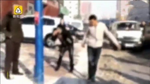 Đánh bố mẹ giữa phố vì mua nhà quá chật làm quà cưới