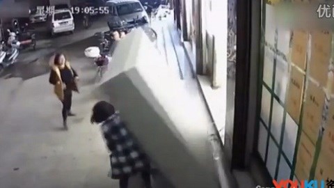 Tủ đồ trước cửa siêu thị đổ ập, bé trai 6 tuổi bị đè chết thương tâm