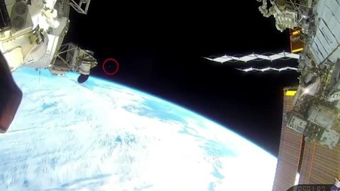 UFO màu bạc bay chớp nhoáng qua Trạm Vũ trụ quốc tế