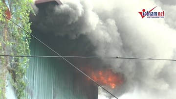 Cháy nghi ngút nhà dân ở Hà Nội