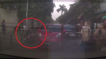 Ôtô mở cửa bất thình lình khiến xe máy ngã lăn ra đường
