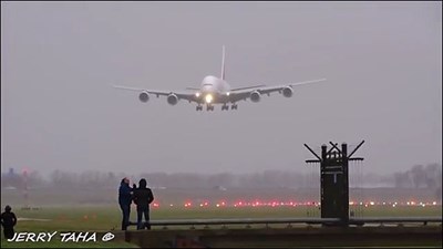 Nghẹt thở clip máy bay chở khách lớn nhất thế giới vật lộn hạ cánh kiểu 'con cua'