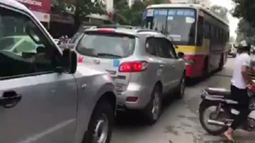 Xe buýt nghênh ngang chạy lấn làn bị ô tô ép lùi trên phố