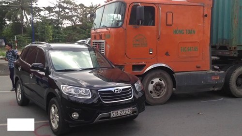 Liên tiếp xảy ra tai nạn, xa lộ Hà Nội ùn tắc nghiêm trọng