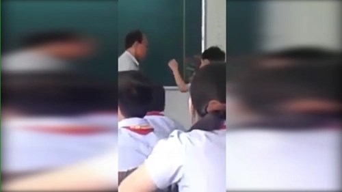 Thầy giám thị tát học sinh trong lớp