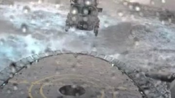 Trực thăng hạ cánh trên tàu giữa sóng to gió lớn