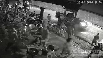 Nhóm thanh niên ngang nhiên đập phá quán cà phê ở Sài Gòn