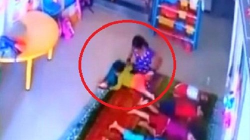 Phẫn nộ clip bảo mẫu đánh đập, quăng quật bé 10 tháng tuổi như đồ chơi