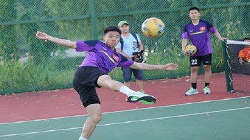 Tuyển thủ Việt Nam “thách đấu” nhau trên sân tennis