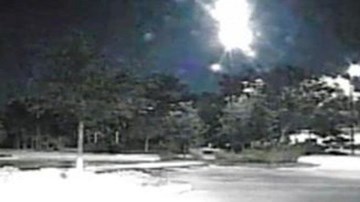 Vùng ánh sáng trắng chói lóa xuất hiện giữa đêm, nghi là UFO
