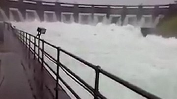 Video: Cảnh xả lũ khủng khiếp trên kênh đào Panama