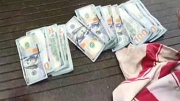 Lục tung 15 tấn rác đề tìm gần... 30.000 USD