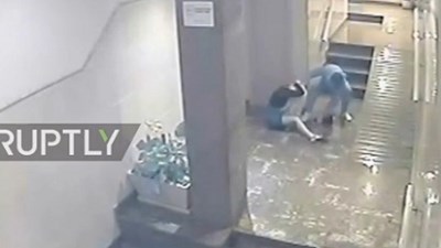 Gã trai đánh đập tàn bạo, túm tóc kéo lê bạn gái trên sàn