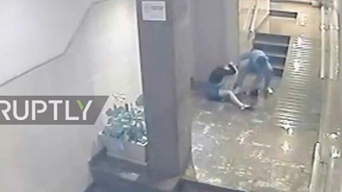 Gã trai đánh đập tàn bạo, túm tóc kéo lê bạn gái trên sàn