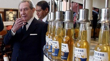 Tỷ phú bia qua đời, tặng mỗi dân làng gần 2,5 triệu USD