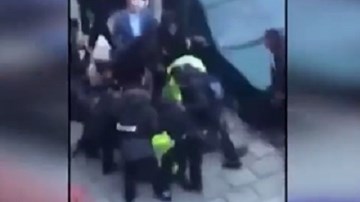 30 học sinh đánh hội đồng, giẫm lên đầu cảnh sát