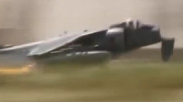 Cú nhảy dù cứu vãn thảm họa sân bay của phi công Anh