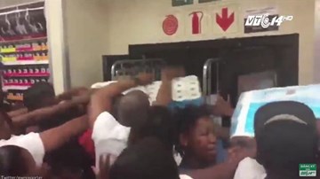 Gào thét, tranh giành mua giấy vệ sinh trong ngày “Thứ Sáu đen”