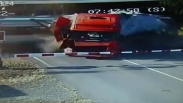 Xe container bị 'bẫy' trong rào chắn đúng lúc tàu hỏa cắt qua và cái kết không tưởng