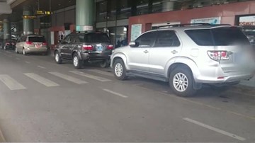 Xe công chây ì, bất chấp quy định dừng đỗ ở sân bay