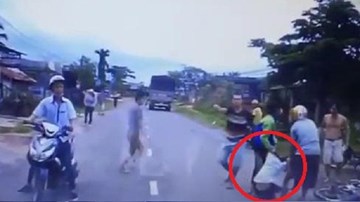Thanh niên đột ngột lao xe máy ra đường, bị xe tải tông ngã văng