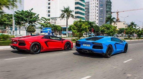 Bộ đôi Lamborghini Aventador màu độc nhất Việt Nam “đua tốc độ” trên phố