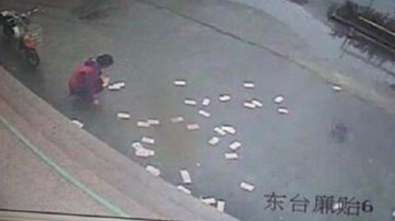 Gió thổi bay 100 triệu, người qua đường nhặt giúp