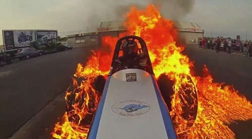 Thanh niên chơi liều, ngồi trong xe bốc cháy để đoạt giải thưởng GoPro