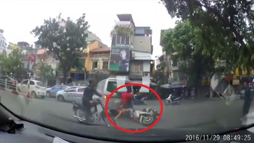 Đi tắt vào đường ngược chiều, xe máy ngã chổng vó