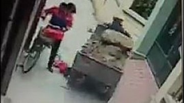 Đứng tim cảnh cháu bé ngã trong ngõ suýt bị xe ba bánh cán qua