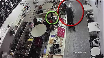 Vờ mua hàng, trộm 'cuỗm' 2 điện thoại ngay trước mặt nhân viên