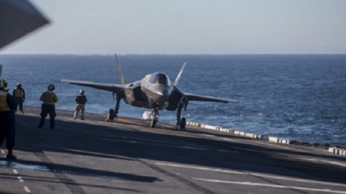 Tiêm kích F-35B tập trận đẹp mắt trên tàu đổ bộ USS America