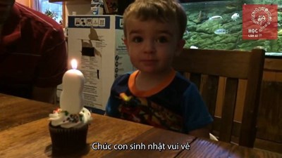 Cậu bé thổi nến sinh nhật siêu dễ thương và ông bố của năm